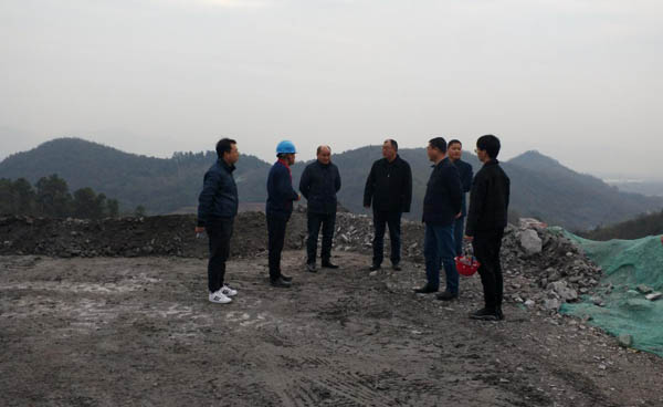 集團公司黨委副書記、總經(jīng)理龔華東到矸石項目部視察 